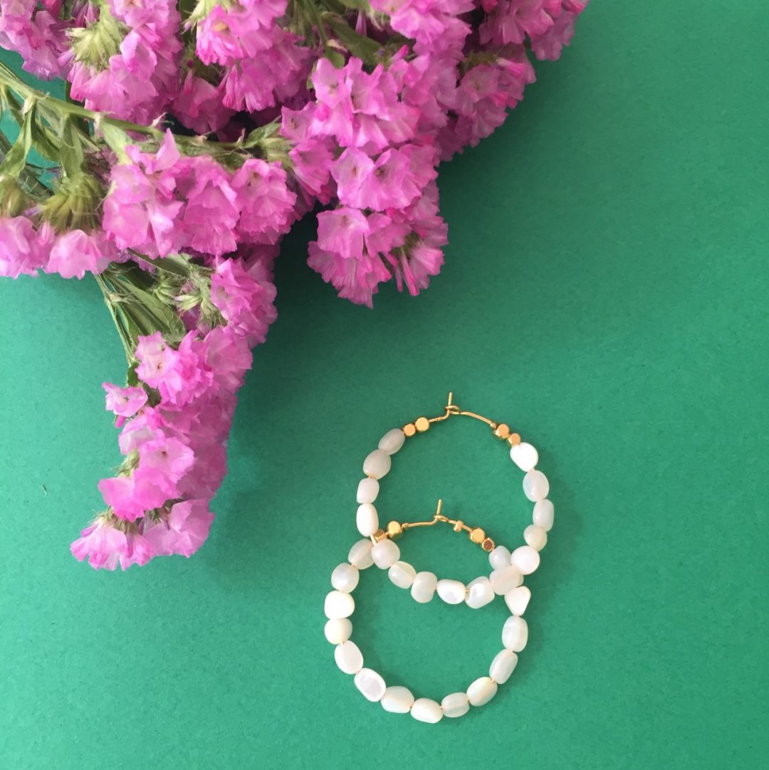 créoles avec perles nacrées